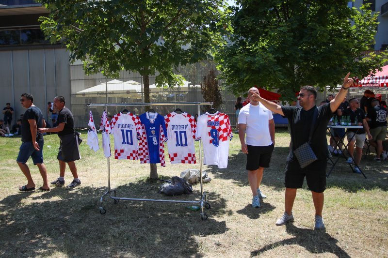 Štandovi ispred Hipodroma