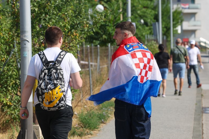 Obožavatelji u fan zonama ispred Hipodroma