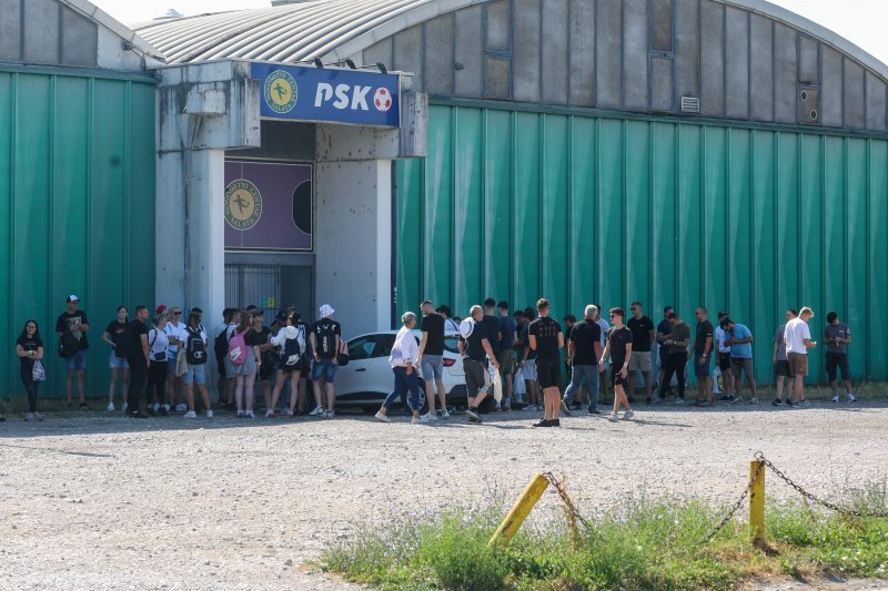 Obožavatelji u fan zonama ispred Hipodroma