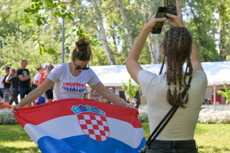 Obožavatelji u fan zonama ispred Hipodroma