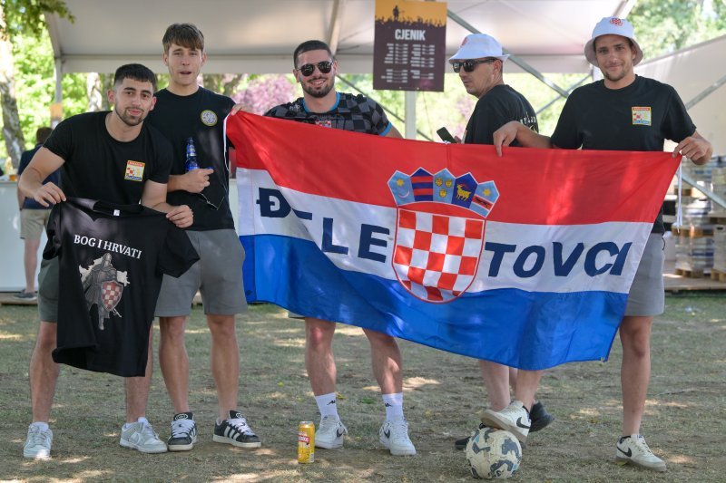 Obožavatelji u fan zonama ispred Hipodroma