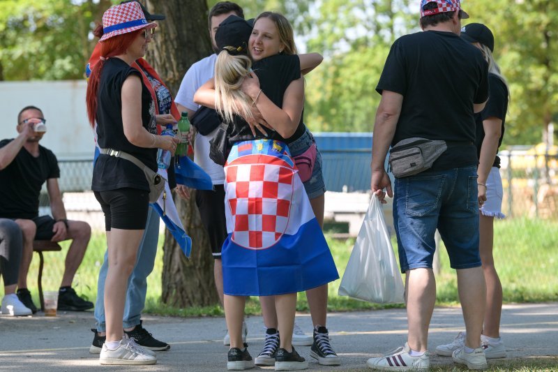 Obožavatelji u fan zonama ispred Hipodroma