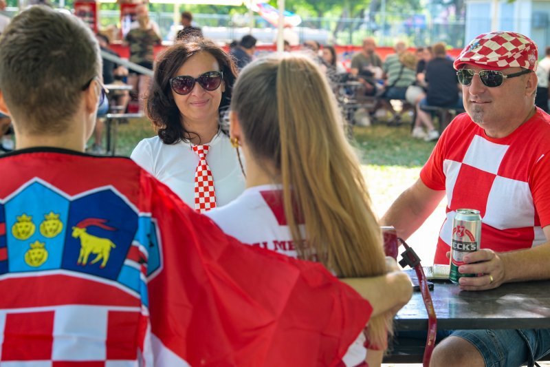 Obožavatelji u fan zonama ispred Hipodroma