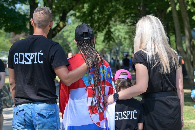 Obožavatelji u fan zonama ispred Hipodroma