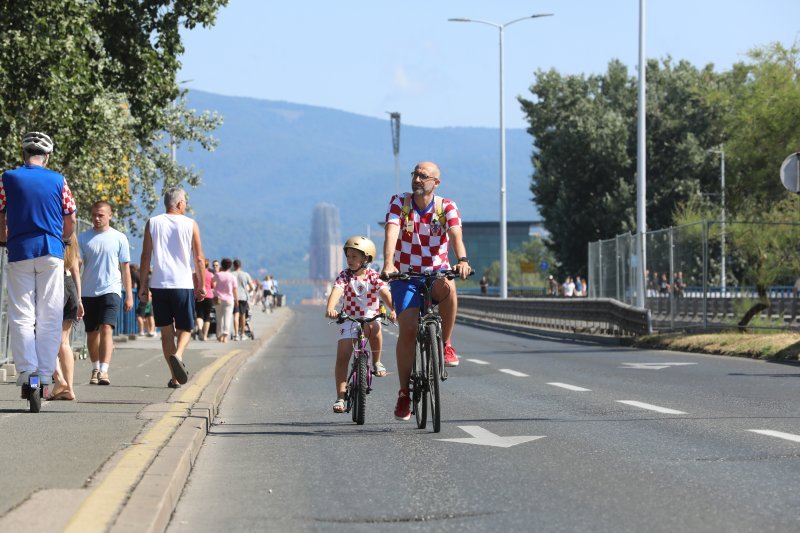 Obožavatelji u fan zonama ispred Hipodroma