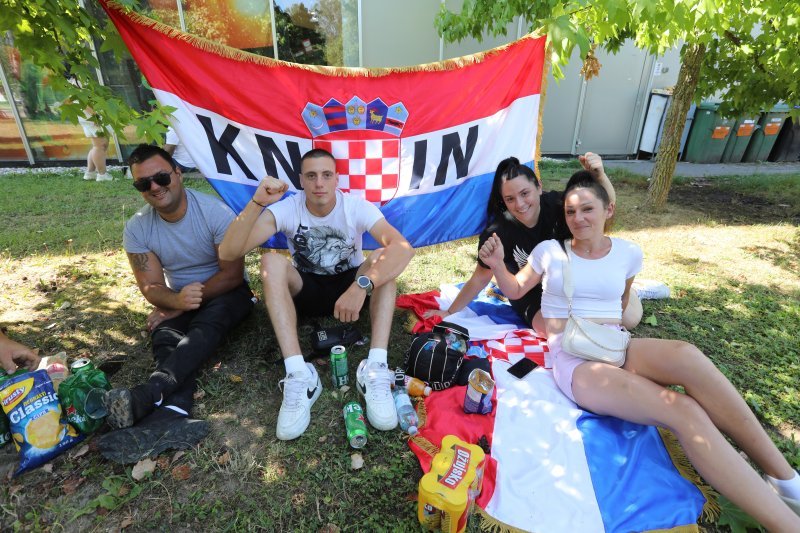 Obožavatelji u fan zonama ispred Hipodroma