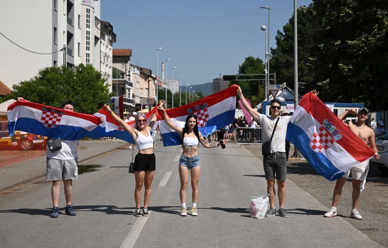 Obožavatelji u fan zonama ispred Hipodroma