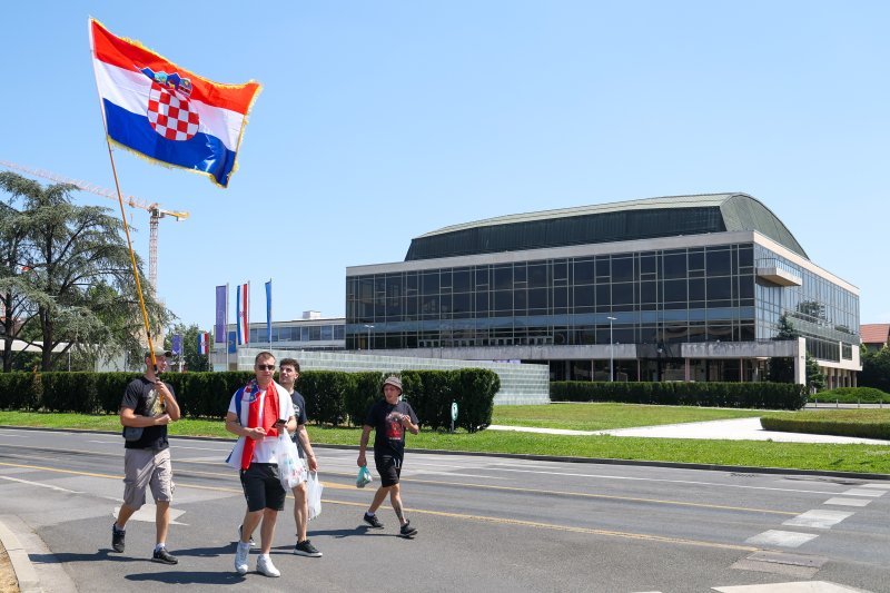 Obožavatelji u fan zonama ispred Hipodroma