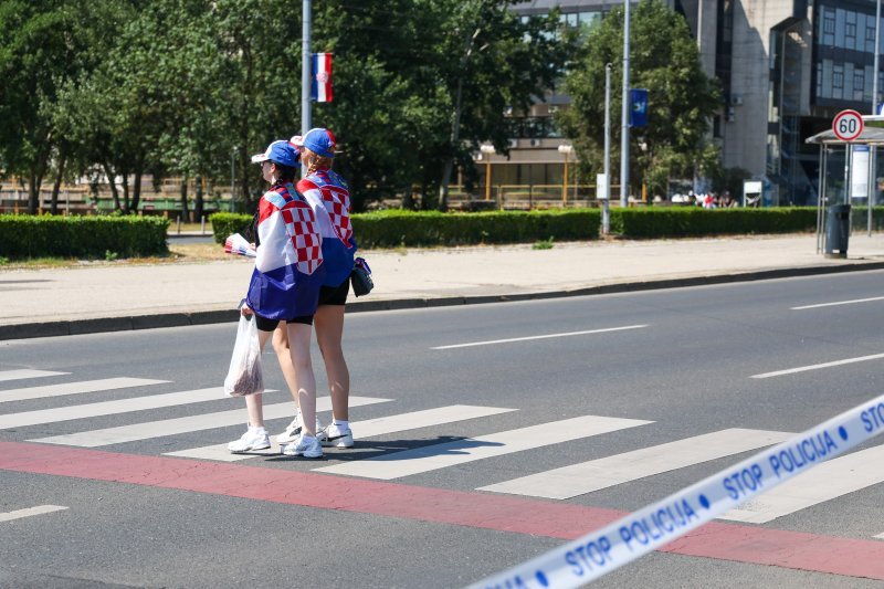 Obožavatelji u fan zonama ispred Hipodroma