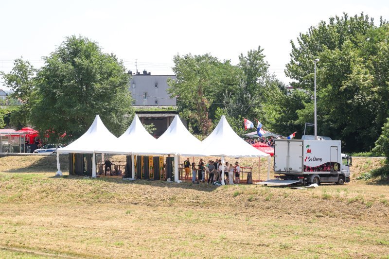 Obožavatelji u fan zonama ispred Hipodroma