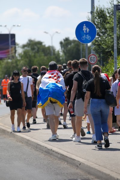 Obožavatelji u fan zonama ispred Hipodroma