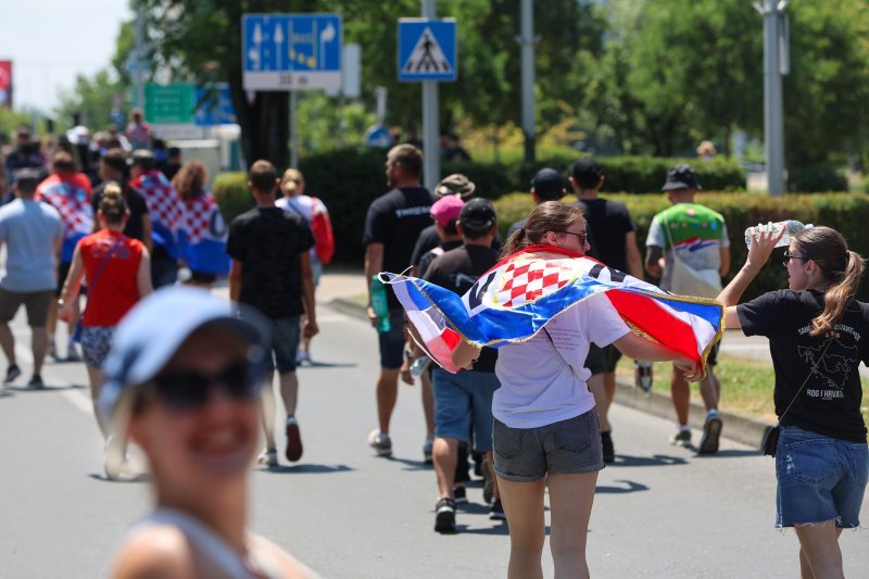 Obožavatelji u fan zonama ispred Hipodroma