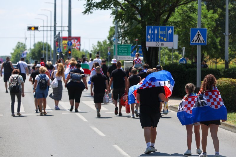 Obožavatelji u fan zonama ispred Hipodroma