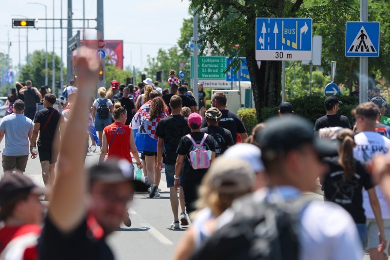 Obožavatelji u fan zonama ispred Hipodroma