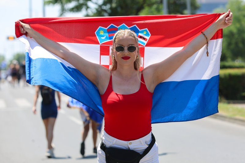 Obožavatelji u fan zonama ispred Hipodroma