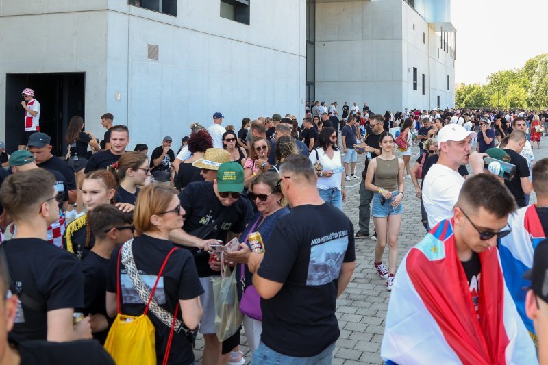 Obožavatelji u fan zonama ispred Hipodroma