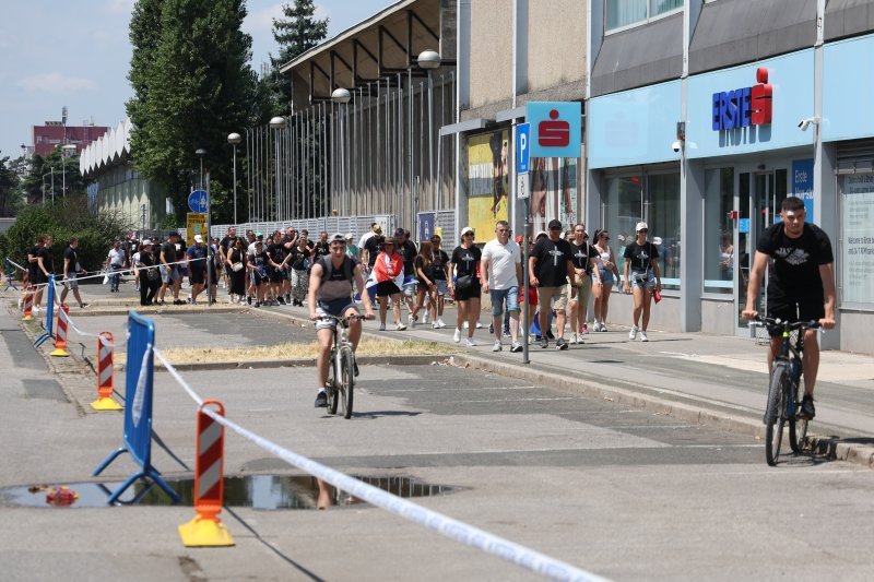 Obožavatelji u fan zonama ispred Hipodroma