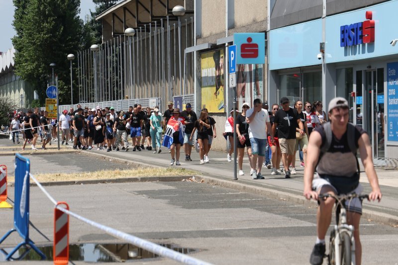 Obožavatelji u fan zonama ispred Hipodroma