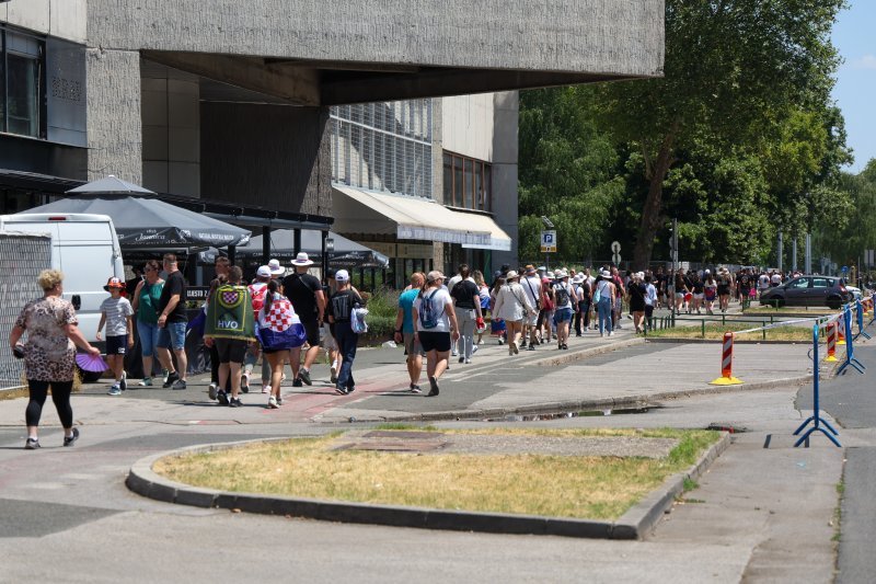 Obožavatelji u fan zonama ispred Hipodroma
