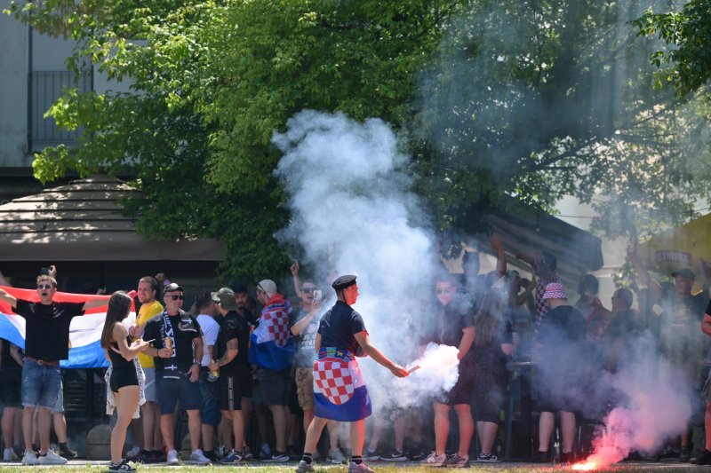Obožavatelji u fan zonama ispred Hipodroma