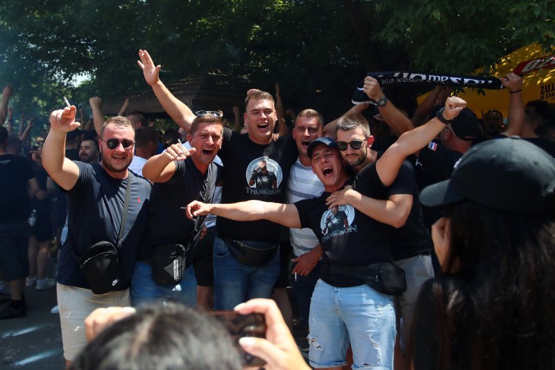 Obožavatelji u fan zonama ispred Hipodroma