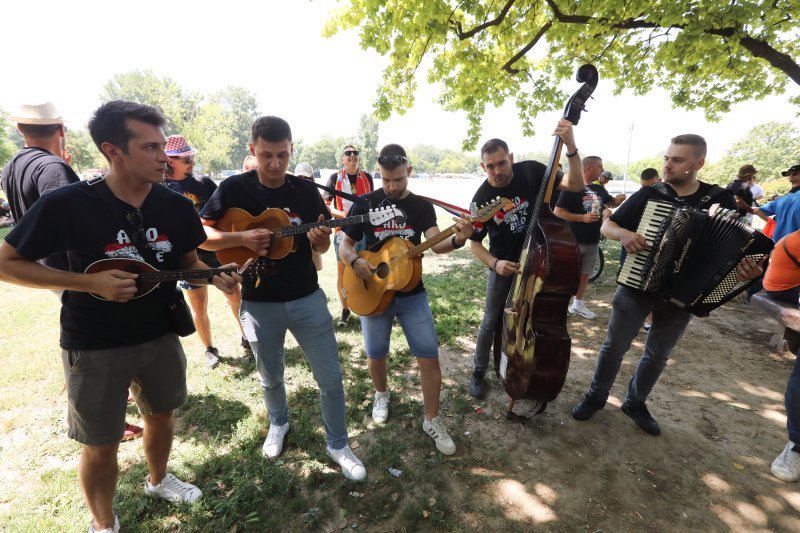 Obožavatelji u fan zonama ispred Hipodroma