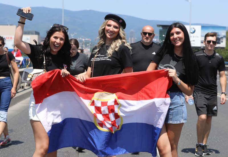Obožavatelji u fan zonama ispred Hipodroma