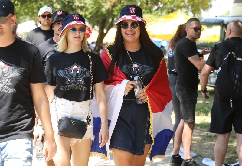 Obožavatelji u fan zonama ispred Hipodroma