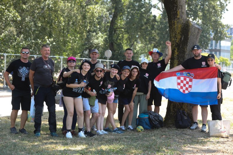 Obožavatelji u fan zonama ispred Hipodroma