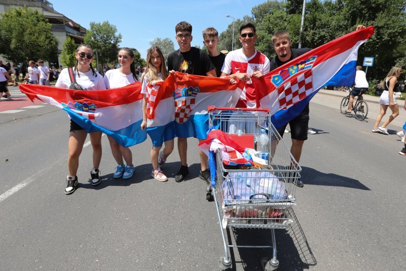 Obožavatelji u fan zonama ispred Hipodroma