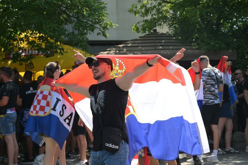 Obožavatelji u fan zonama ispred Hipodroma