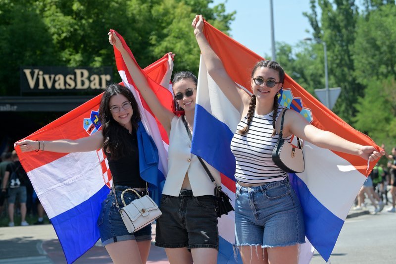 Obožavatelji u fan zonama ispred Hipodroma