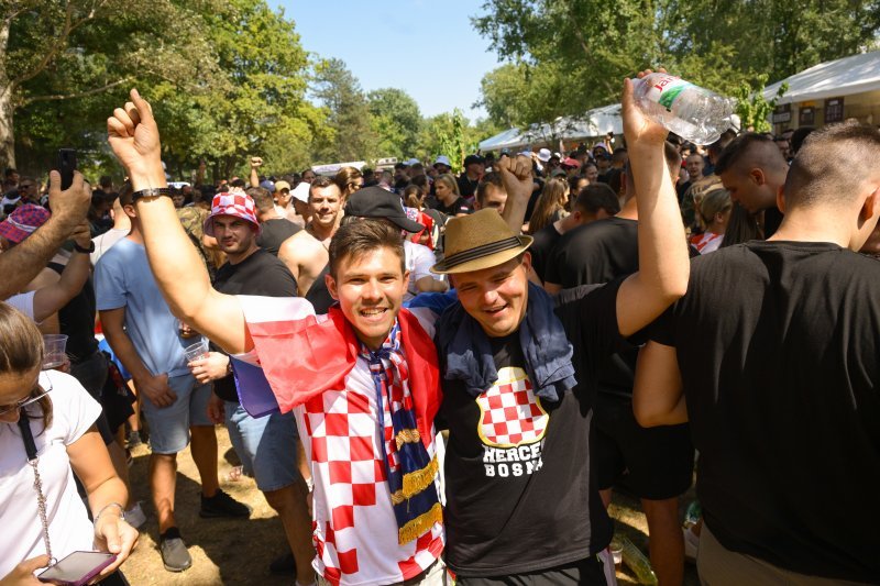 Obožavatelji u fan zonama ispred Hipodroma