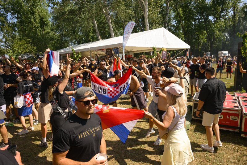 Obožavatelji u fan zonama ispred Hipodroma