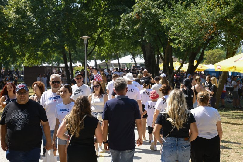 Obožavatelji u fan zonama ispred Hipodroma
