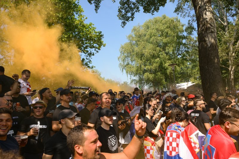 Obožavatelji u fan zonama ispred Hipodroma