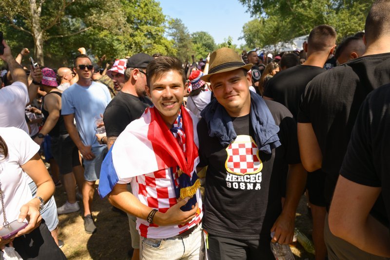 Obožavatelji u fan zonama ispred Hipodroma