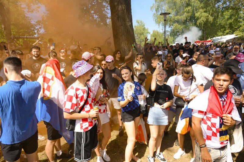 Obožavatelji u fan zonama ispred Hipodroma