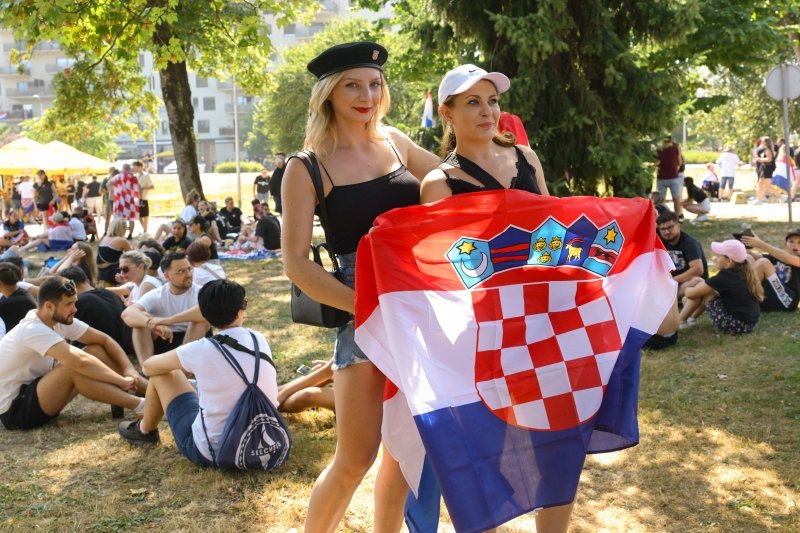 Obožavatelji u fan zonama ispred Hipodroma