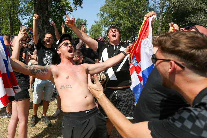 Obožavatelji u fan zonama ispred Hipodroma