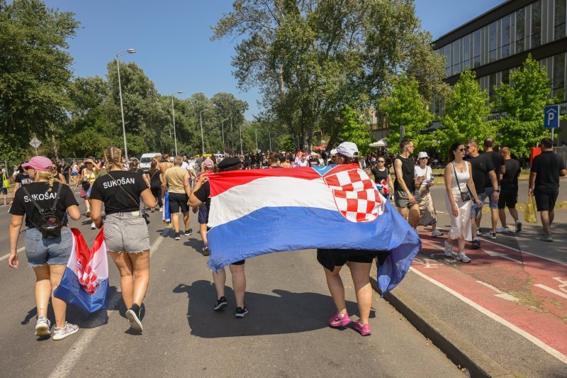 Obožavatelji u fan zonama ispred Hipodroma