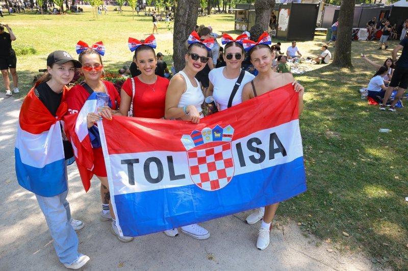Obožavatelji u fan zonama ispred Hipodroma
