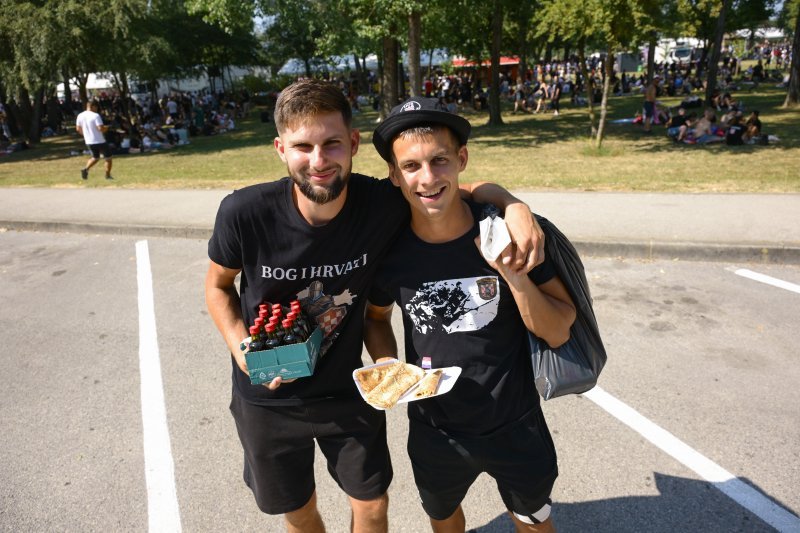 Obožavatelji u fan zonama ispred Hipodroma
