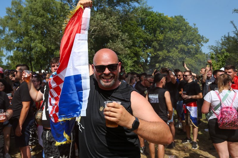 Obožavatelji u fan zonama ispred Hipodroma