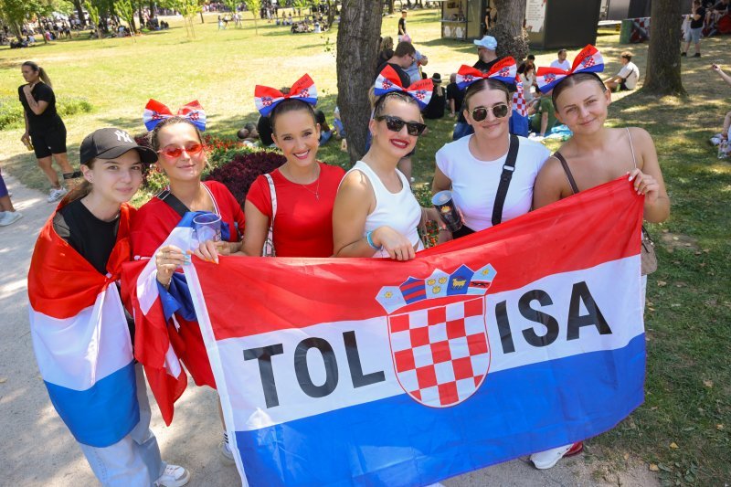 Obožavatelji u fan zonama ispred Hipodroma