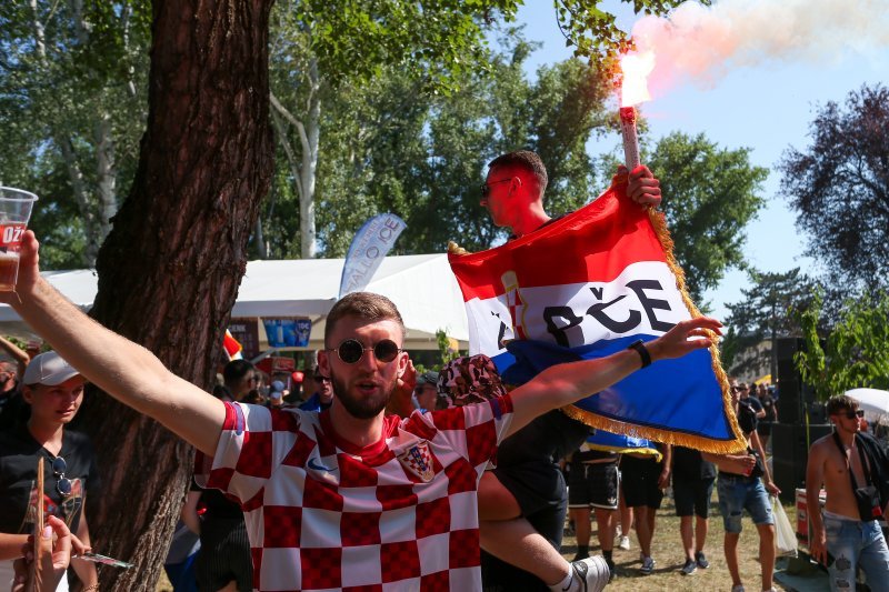 Obožavatelji u fan zonama ispred Hipodroma