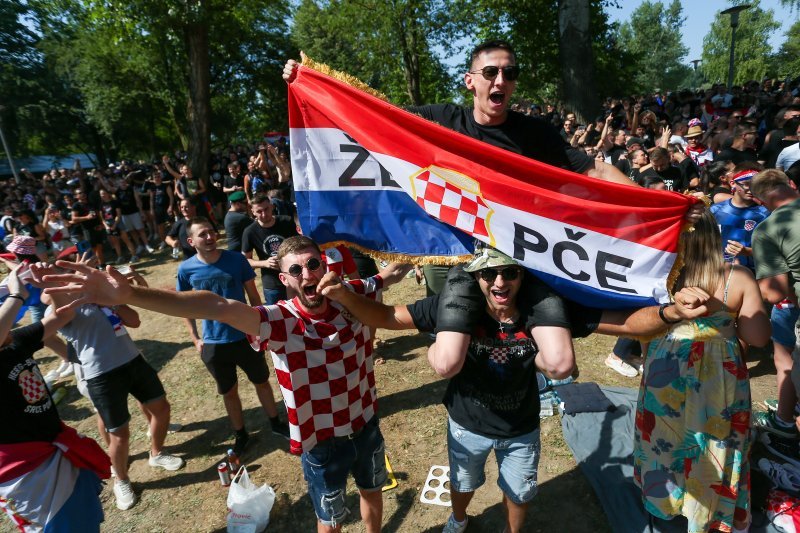 Obožavatelji u fan zonama ispred Hipodroma