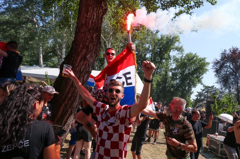 Obožavatelji u fan zonama ispred Hipodroma