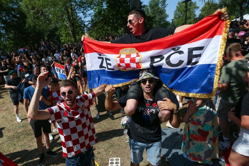 Obožavatelji u fan zonama ispred Hipodroma