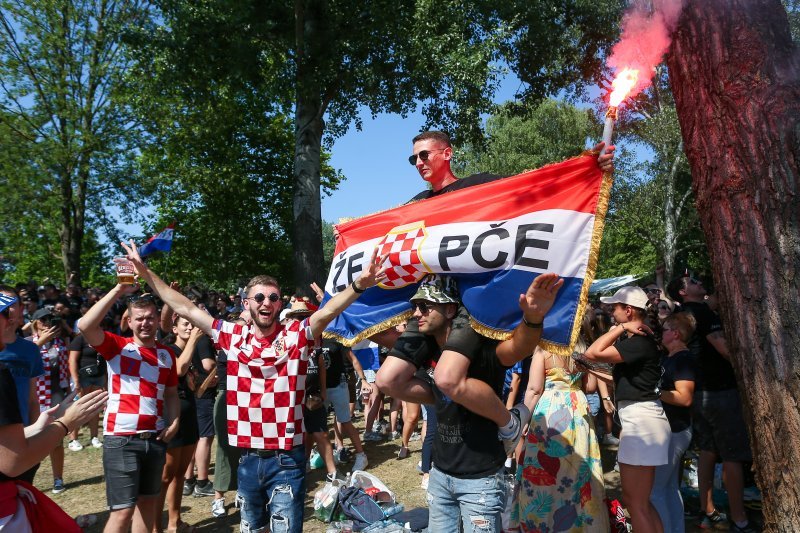 Obožavatelji u fan zonama ispred Hipodroma